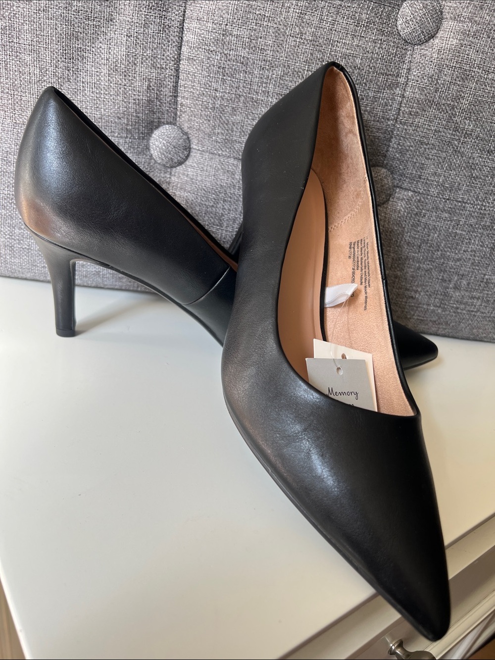 Women's Black Pointed-Toe Mid Heel Pumps